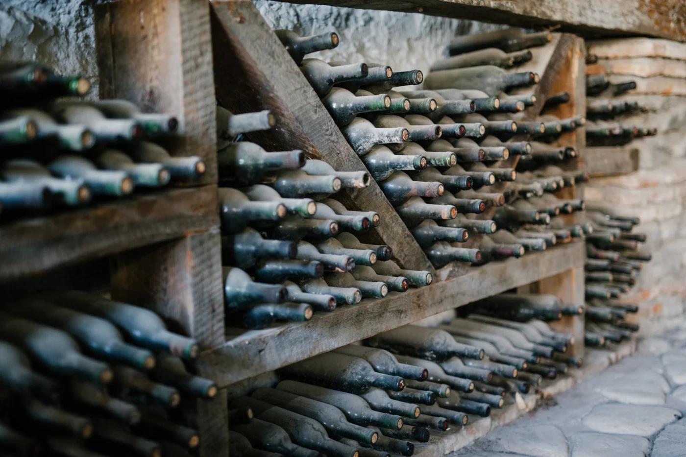 Bouteilles de vin rangées dans une cave